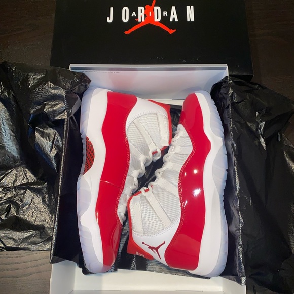 Jordan 11 cherry - Picture 3 of 5